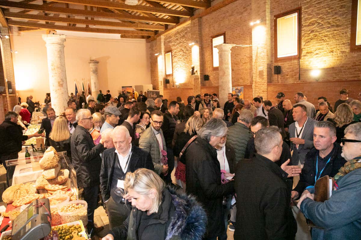 Negli spazi di Bollicine in Villa possibilità per i visitatori di assaggiare alcune primizie gastronomiche