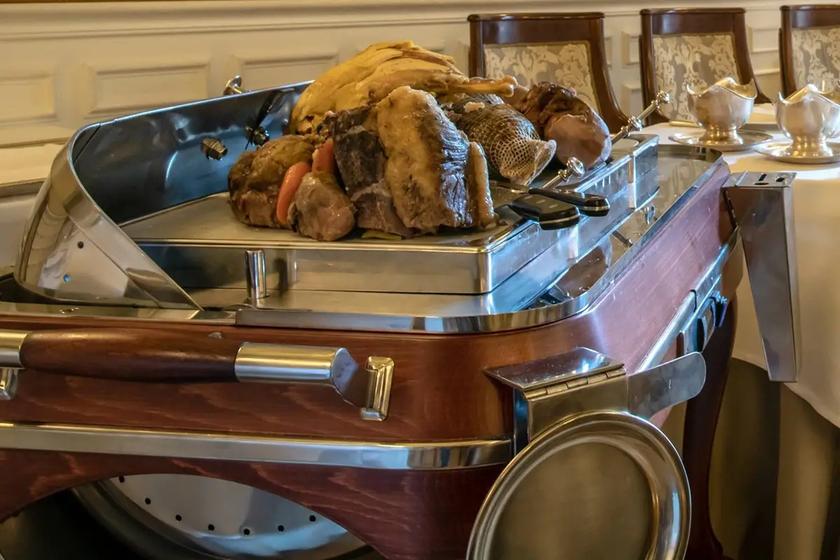Il carrello del bollito Pranzo della domenica al Grand Hotel Majestic Bologna: re della tavola il bollito