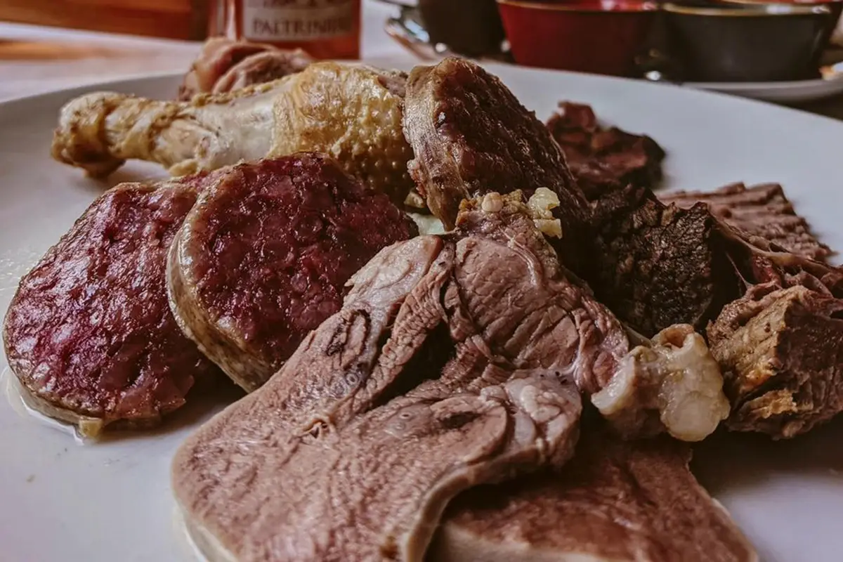 Il Gran Carrello del Bollito Misto Il Gran carrello del bollito alla Trattoria Visconti: 7 tagli per 7 salse