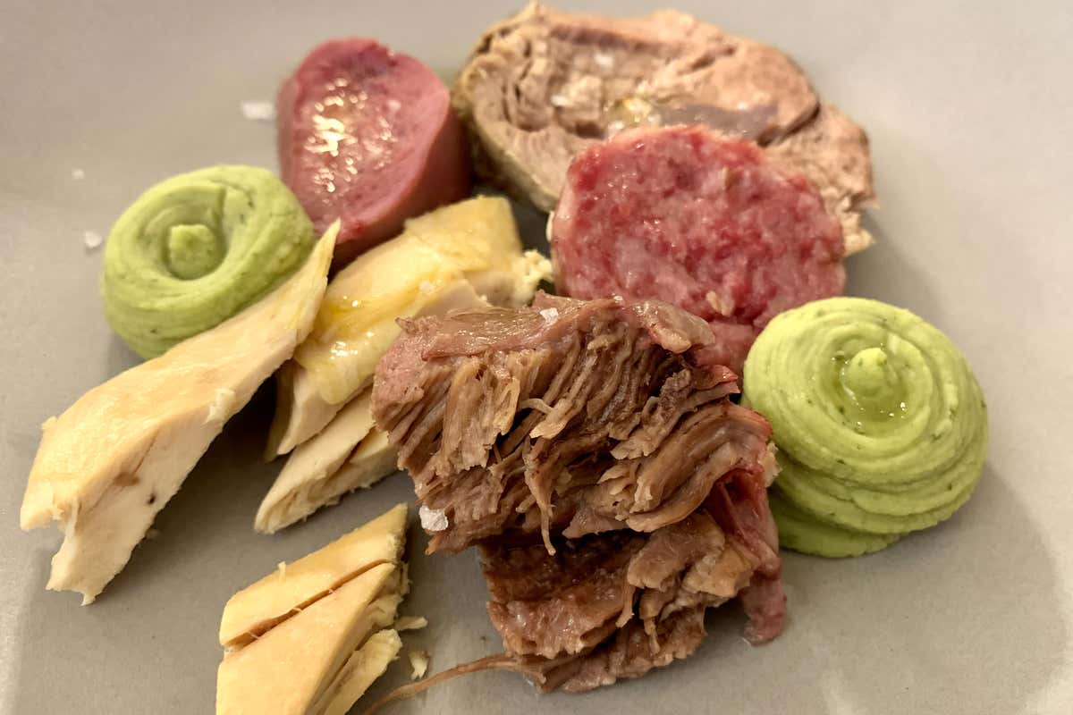 Il Bollito misto con salsa verde e purè di favette all'olio di Claudio Sadler Ad Agrestis Bell’Omio il Premio della Stampa di Lodo Guide 2023