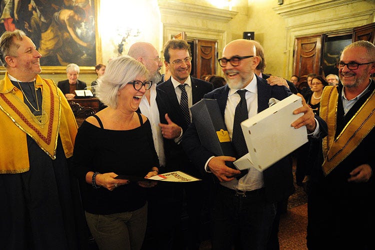 Le premiazioni (Bologna celebra il miglior tortellino Libro e premio a due locali storici)
