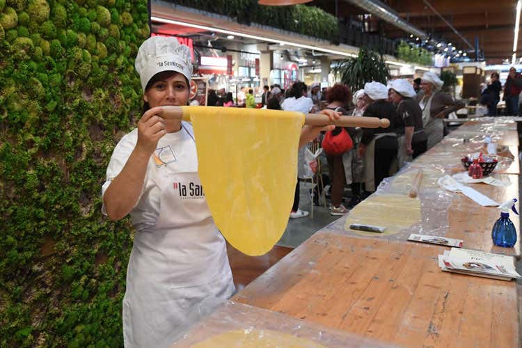 (A Bologna la pasta si tira a mano Buttuto il record mondiale di sfoglia) (A Bologna la pasta si tira a mano Buttuto il record mondiale di sfoglia)