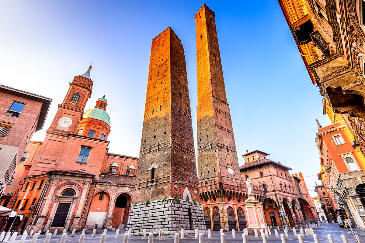 Le due torri, simbolo della città DA FINIRE - Ristoranti Bologna