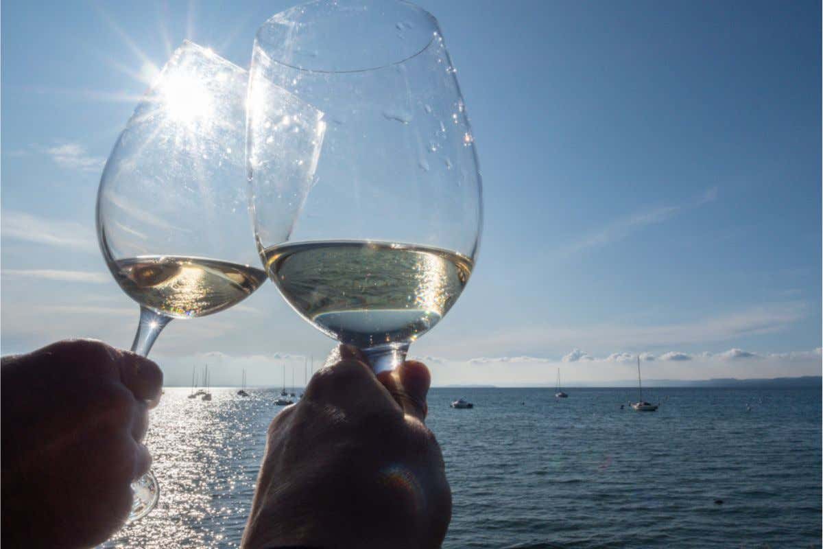 Sul lago di Bolsena l'ultimo appuntamento con l'aperitivo in barca Sul lago di Bolsena l'ultimo appuntamento con l'aperitivo in barca