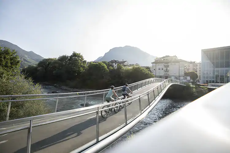 Ogni luogo d&rsquo;interesse in citt&agrave; pu&ograve; essere raggiunto in bicicletta Credito: IDM_Filz Voglia di perdersi nella natura? A Bolzano con bici, fiori e musica