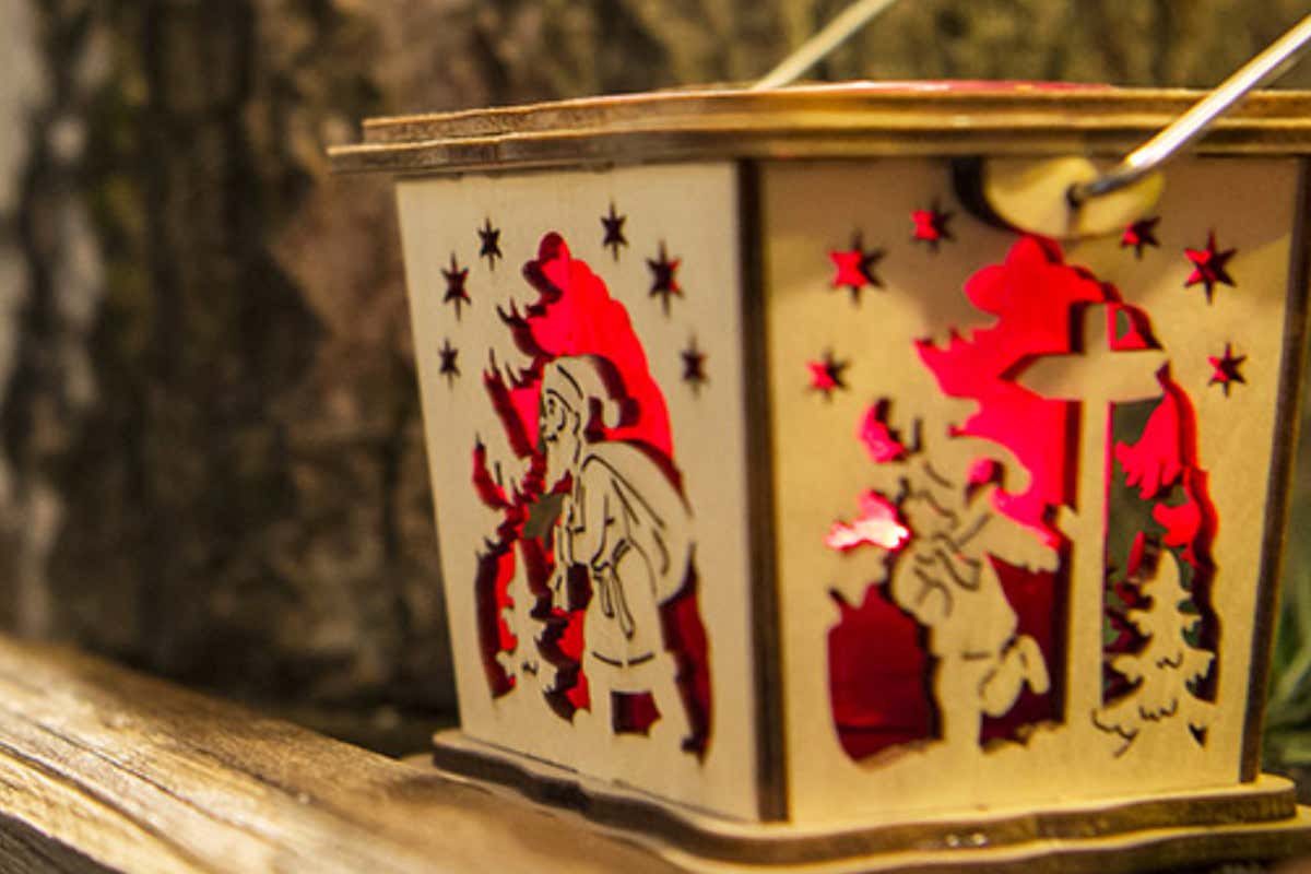 Un decoro dei mercatini di Natale di Bolzano (foto Roberta Rotta) Tradizione, emozioni magia: riapre il Mercatino di Natale di Bolzano