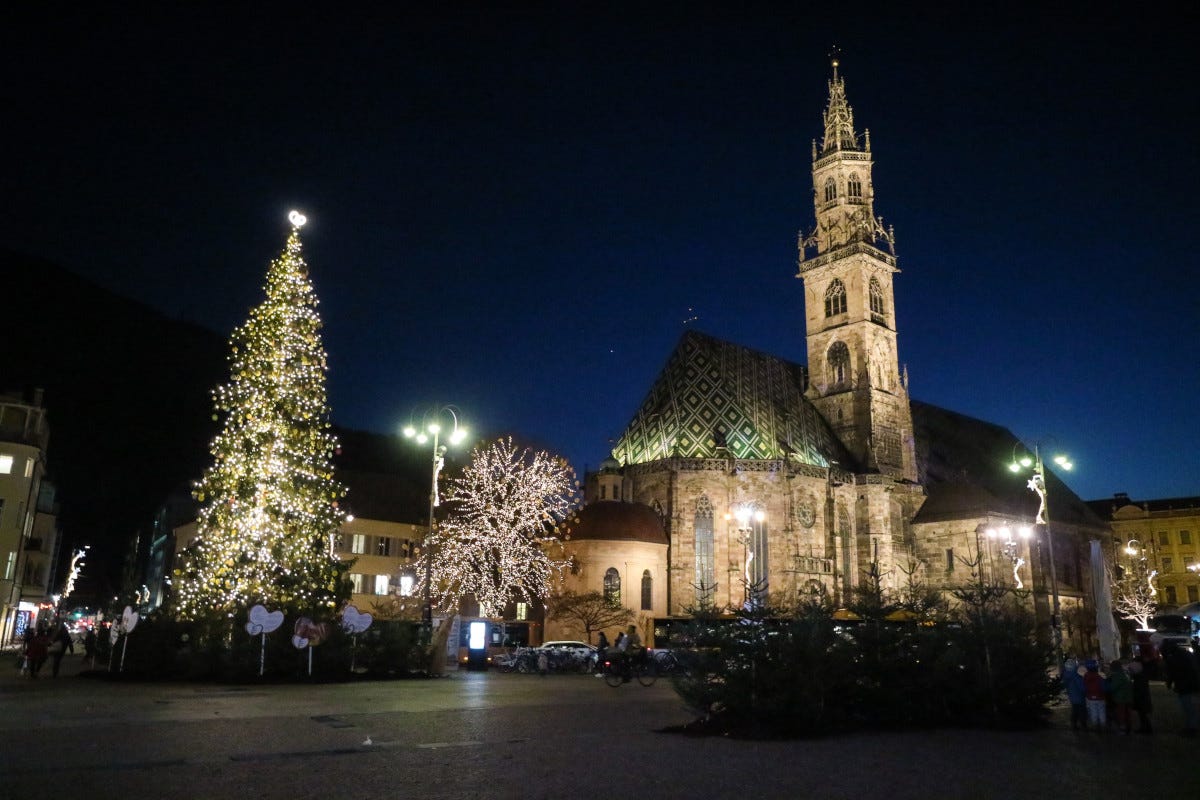 Bolzano notturna illuminata per i mercatini di Natale Tradizione, emozioni magia: riapre il Mercatino di Natale di Bolzano