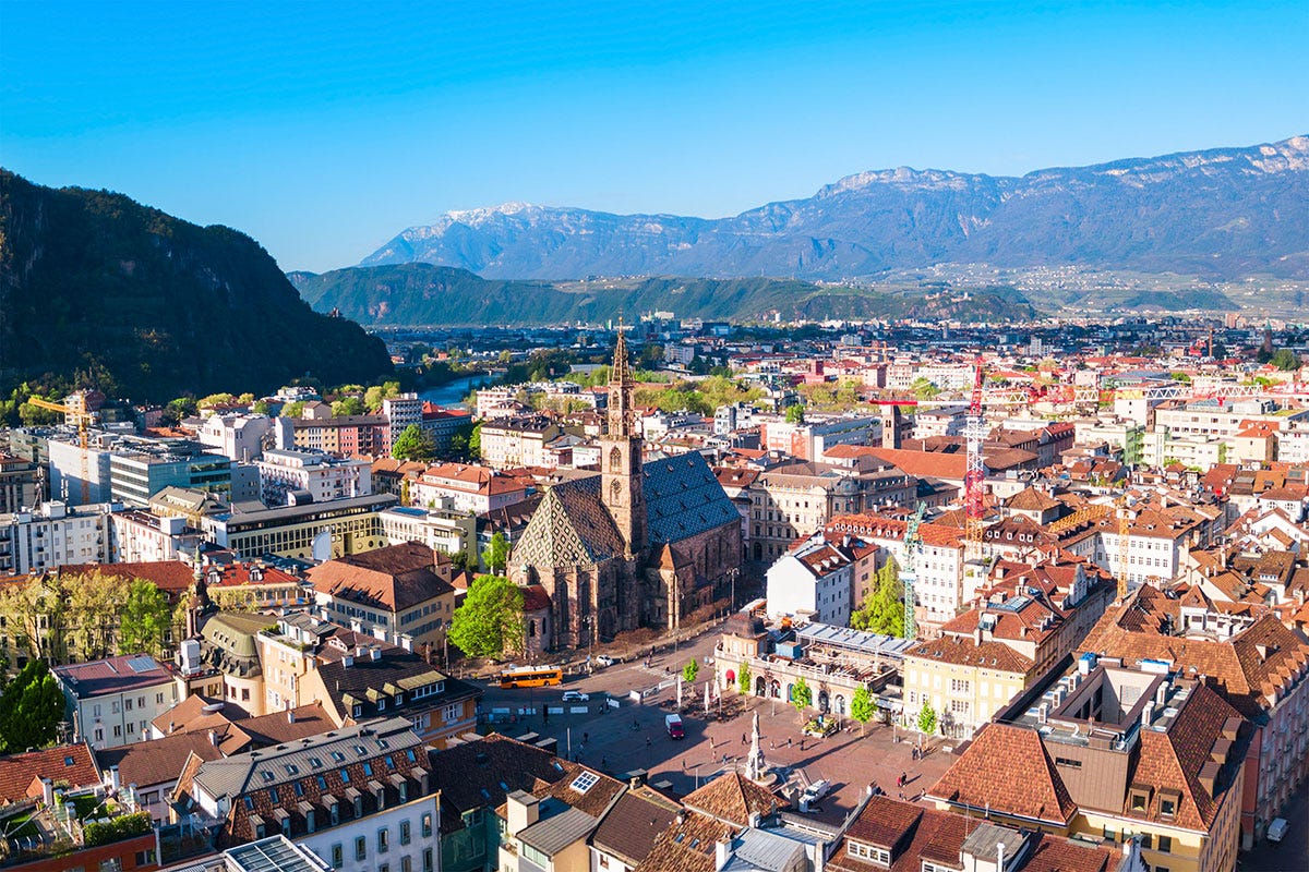 Vista aerea di Bolzano Le proposte per riaprire il 20 aprileTrento e Bolzano ci sperano