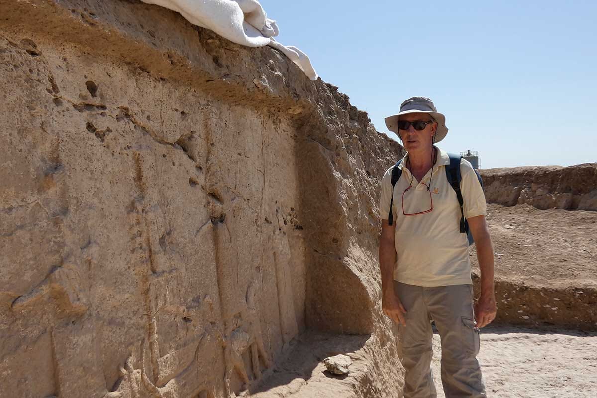 Daniele Morandi Bonacossi nel sito di Khanis dove è stato scoperto l'antico torchio Anche agli antichi assiri piaceva il vino buono, lo dimostr un torchio di 2.700 ani fa