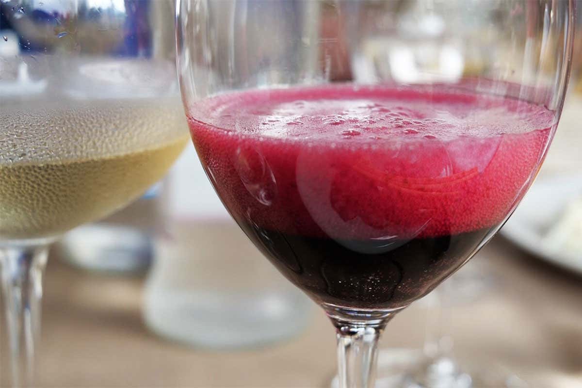 Un calice di Bonarda dell'Oltrep&ograve; Assaporare l&rsquo;Oltrep&ograve; Pavese