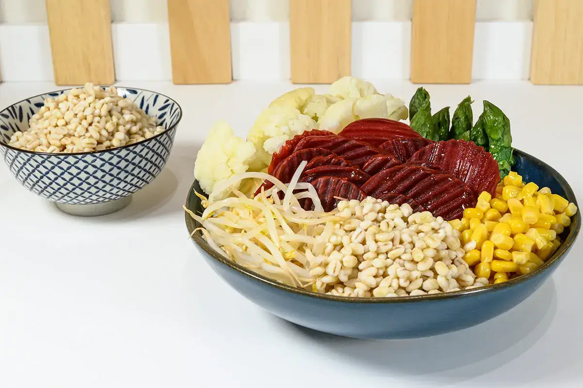Pok&egrave; d&rsquo;orzo, asparagi e mais con barbabietole, cavolfiori e germogli Greenology e il pok&egrave;, food trend del momento