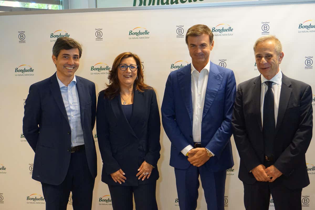 Da sinistra, Federico Odella, Sonia Ricci, Ettore Prandini e Antonio Salvatore Ambiente sostenibilità e impegno sociale: Bonduelle Italia diventa B Corp Da sinistra, Federico Odella, Sonia Ricci, Ettore Prandini e Antonio Salvatore Ambiente sostenibilità e impegno sociale: Bonduelle Italia diventa B Corp