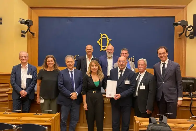Cuochi e parlamentari presenti alla presentazione del Bonus Cuochi Il Bonus Cuochi diventa operativo: tutto quello che c'&egrave; da sapere
