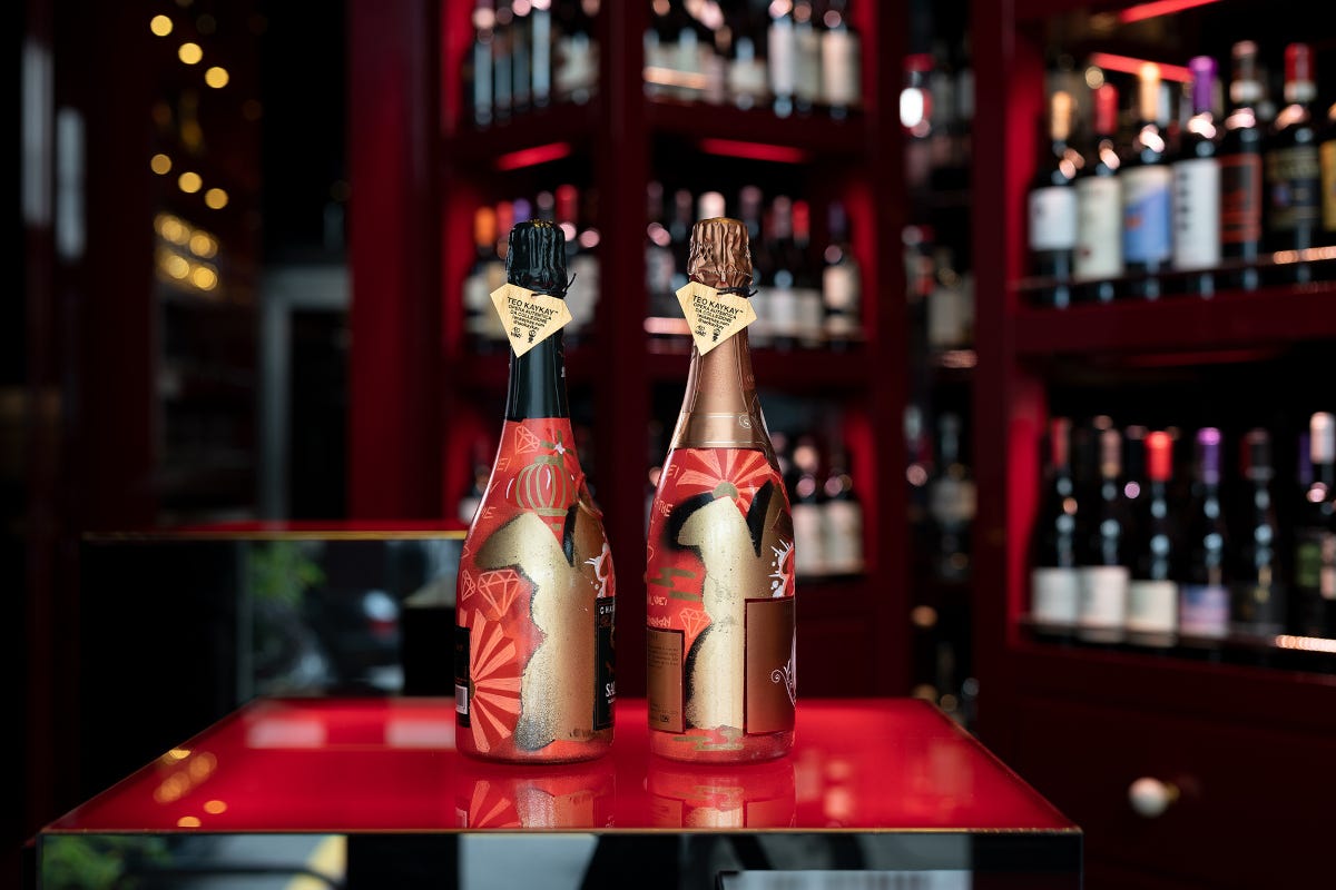 Le due bottiglie griffate Bon Wei per l'anno del Coniglio champagne decorato da un writer