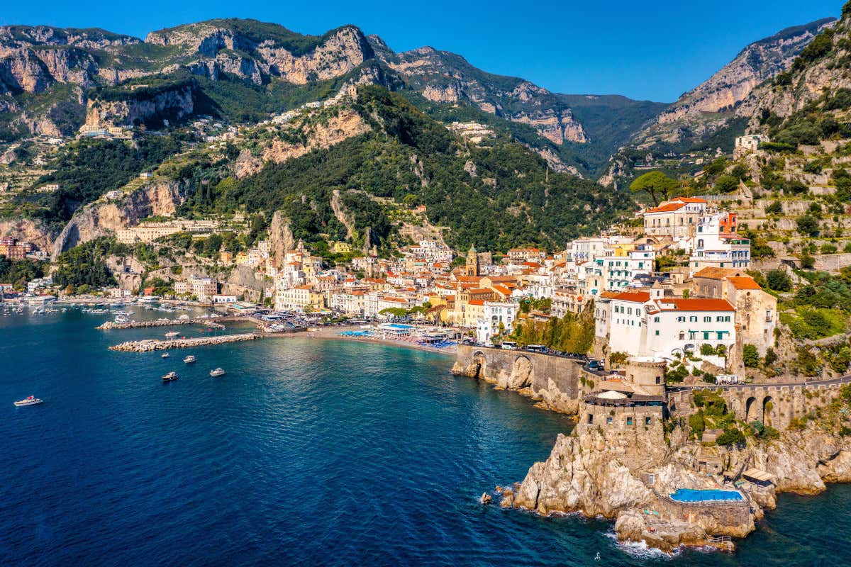 Su Booking l'Italia guida la classifica delle destinazioni più cercate per agosto