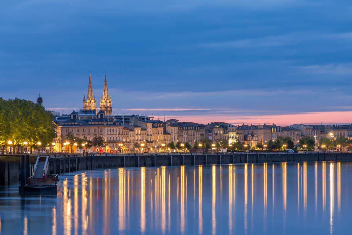 Bordeaux all'imbrunire  A passo lento tra le vie di Bordeux la città del vino