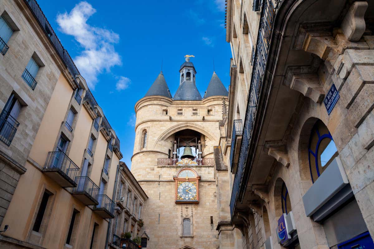 La porta della Grosse-Cloche A passo lento tra le vie di Bordeux la città del vino