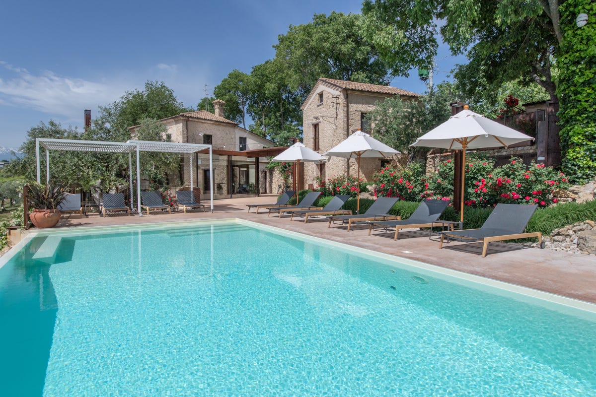 La piscina di Borgo Baccile (foto: Tommy Della Frana) La quarta estate di Borgo Baccile, oasi d’accoglienza in Abruzzo