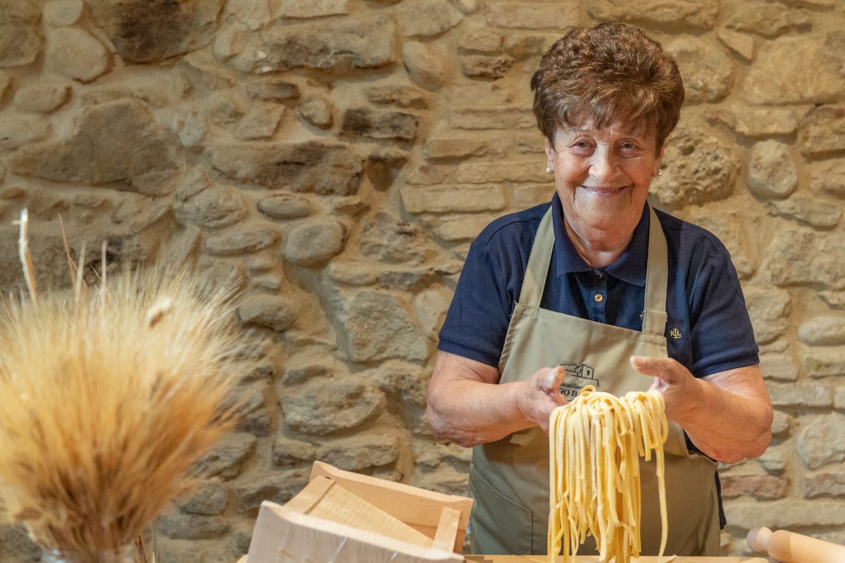 Nonna Rita mentre prepara la pasta (foto: Tommy Della Frana)