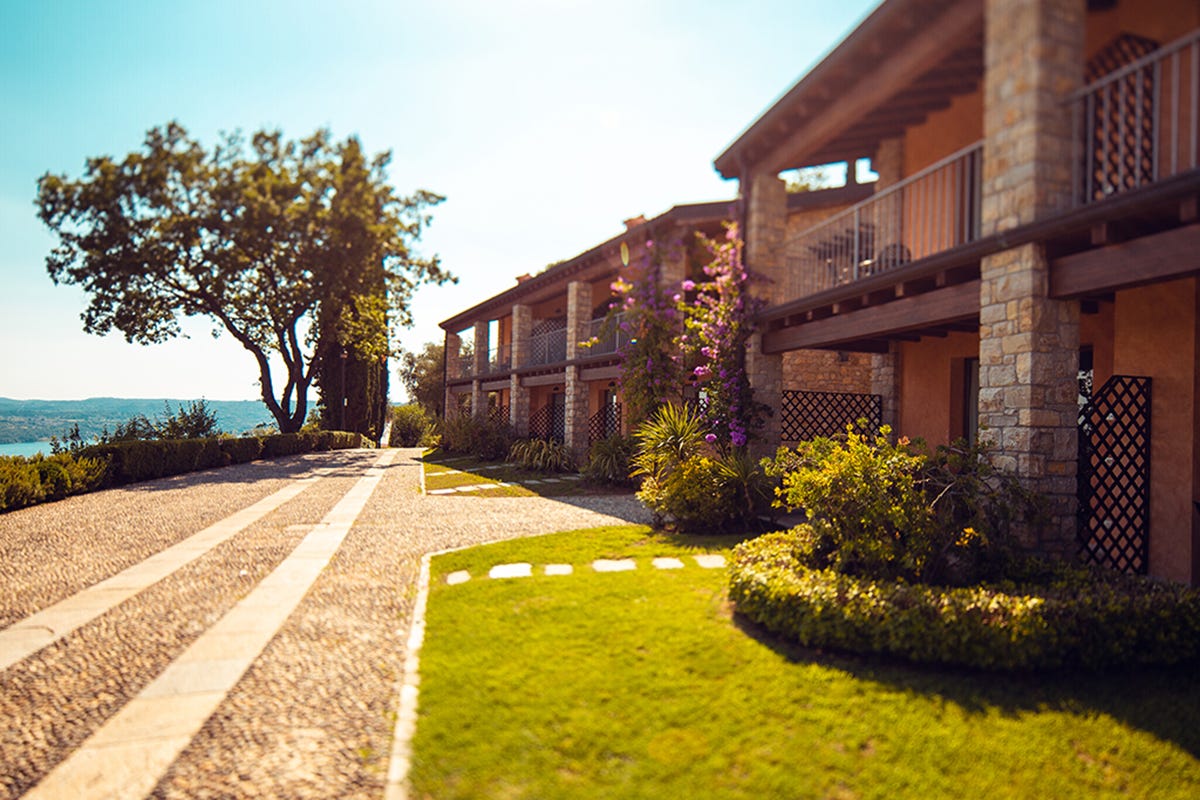 Il Borgo degli Ulivi con vista panoramica sul Lago di Garda Dal Lago di Grada alla Sicilia Due indirizzi per le vacanze in famiglia
