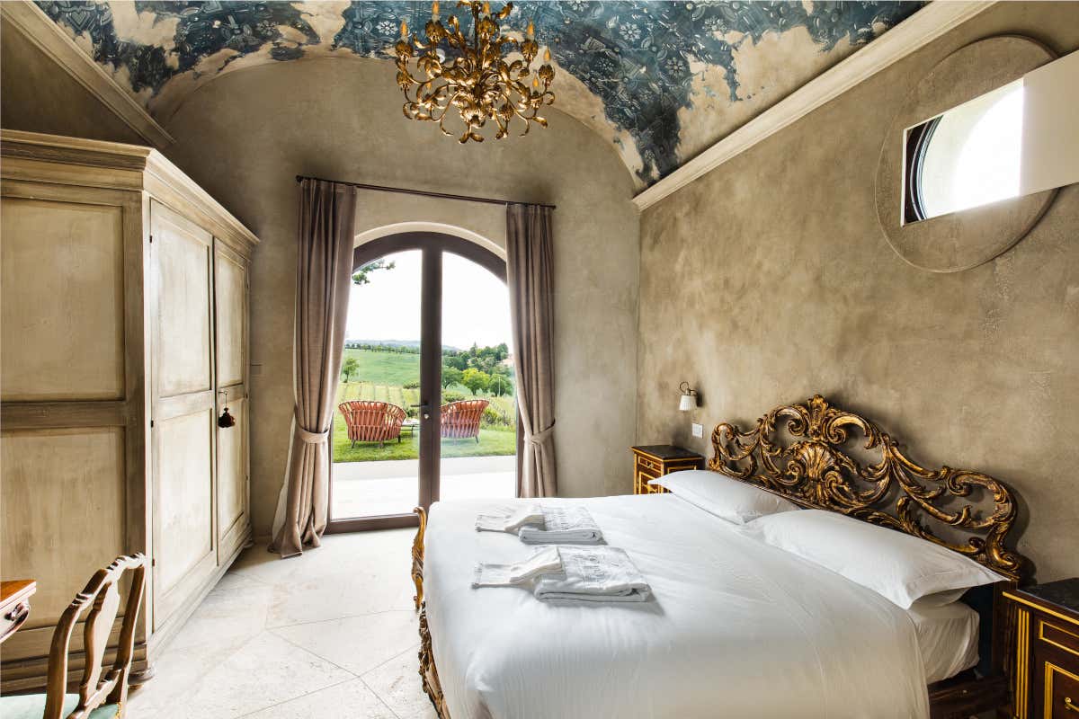 La stanza da letto della Suite Chiesina all'interno di Oliveto sul Lago