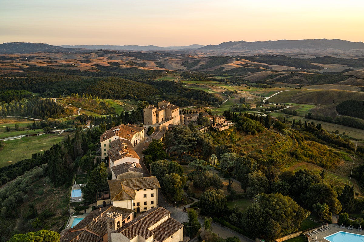 Lo storico borgo di Castelfalfi Toscana Resort Castelfalfi: 1100 ettari per signori di campagna