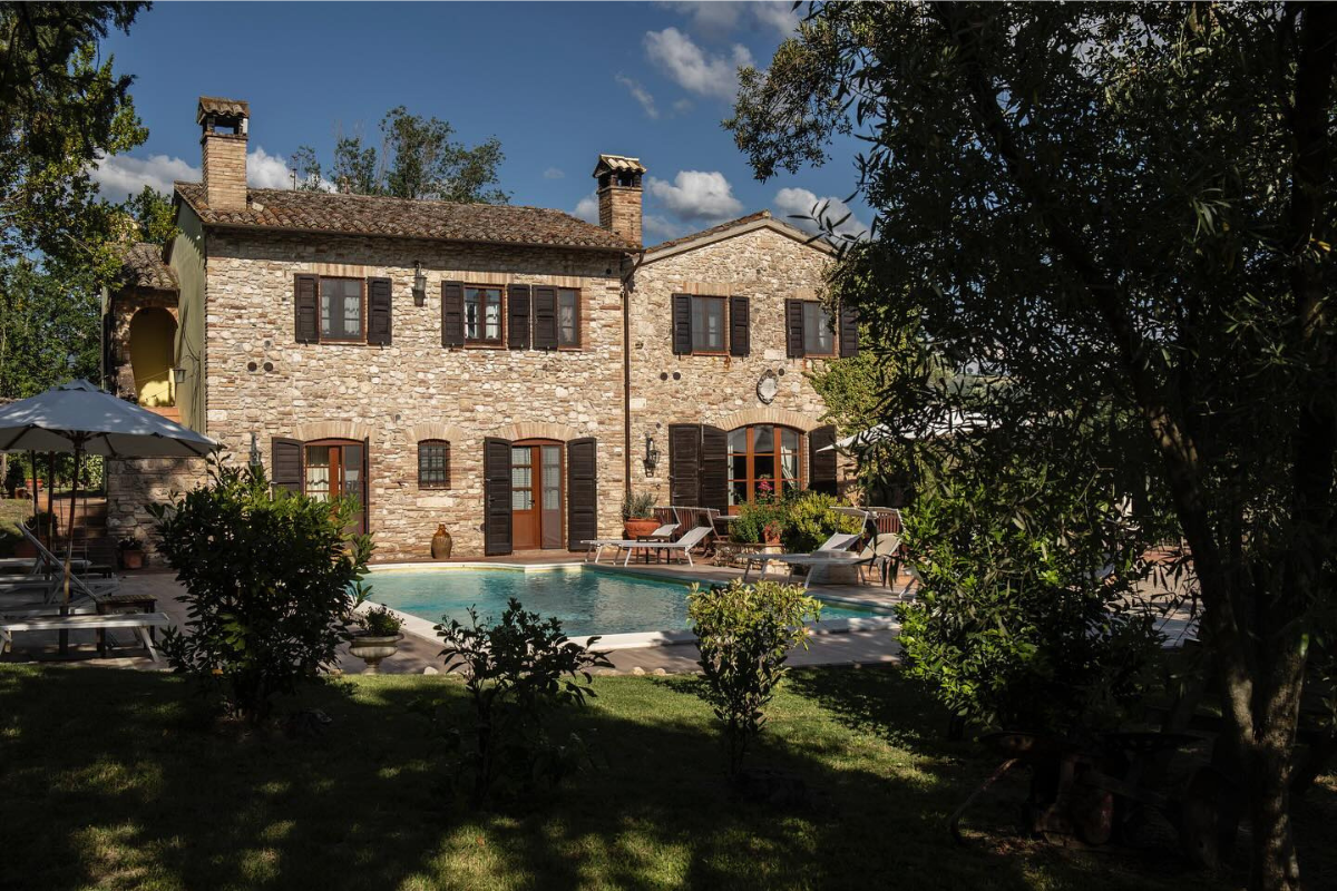 Lo splendido casale in pietra di Borgo dei Cipressi, un'oasi bucolica immersa in 14 ettari di natura umbra