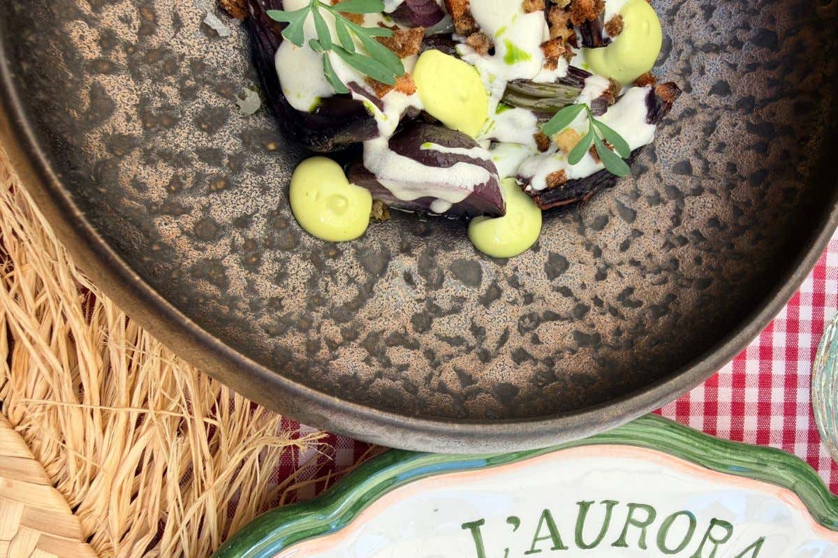 Un ingrediente umile che diventa protagonista: la cipolla di Cannara cotta alla brace con spuma di caprino