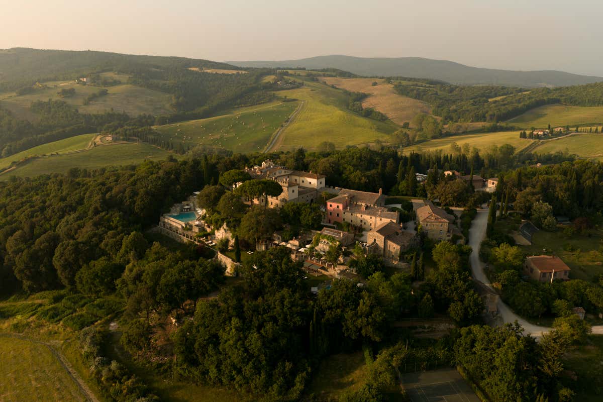 Una veduta aerea di Borgo Pignano Volterra, sulle colline tra Volterra e San Gimignano