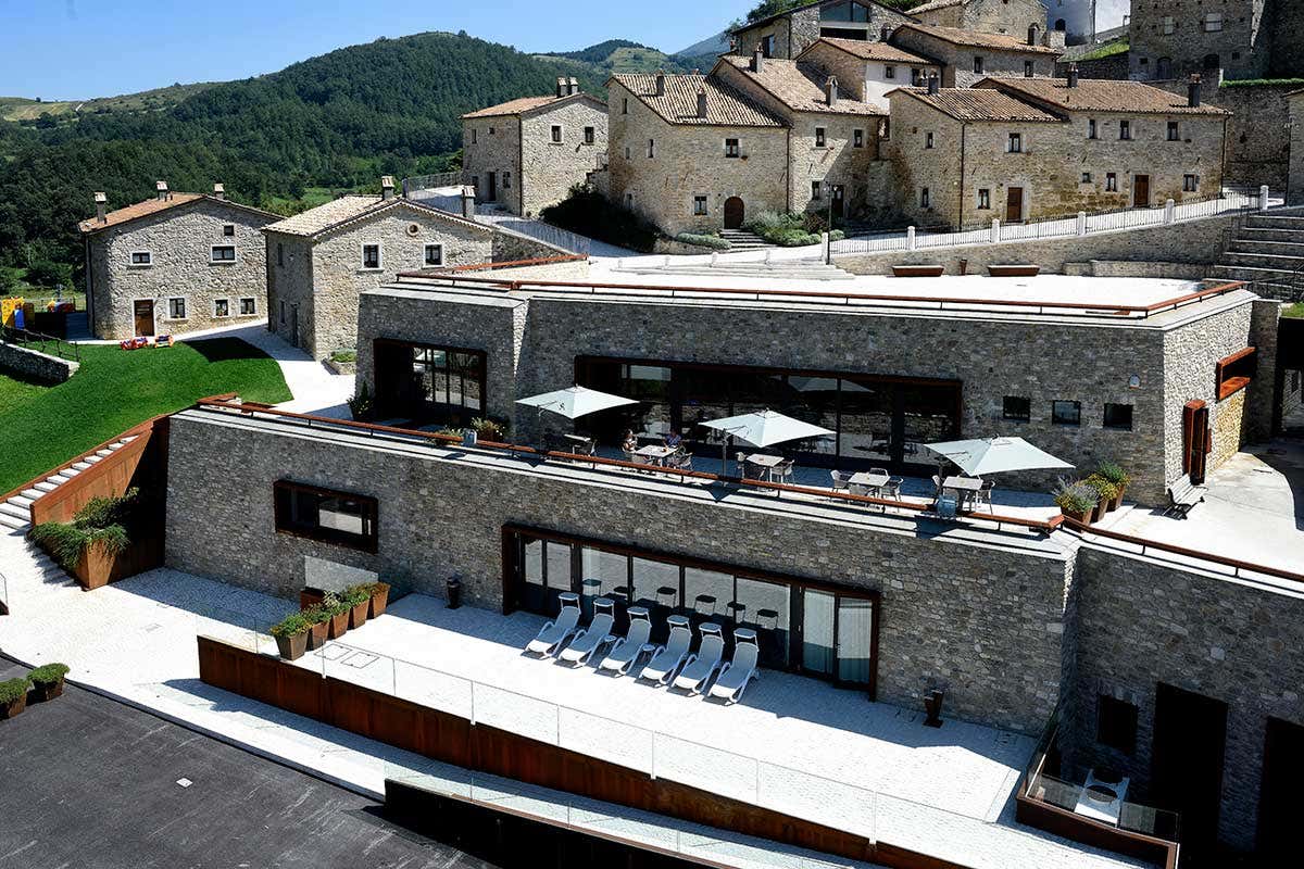 Visuale esterna dell'albergo diffuso Borgotufi, 33 sistemazioni indipendenti per godersi la magia della neve in Molise Visuale esterna dell'albergo diffuso Borgotufi, 33 sistemazioni indipendenti per godersi la magia della neve in Molise