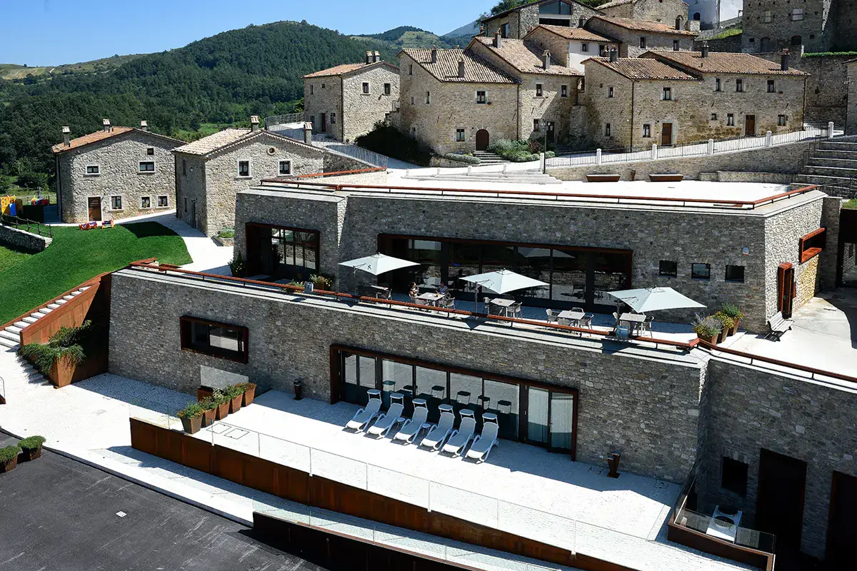 Visuale esterna dell'albergo diffuso Borgotufi, 33 sistemazioni indipendenti per godersi la magia della neve in Molise