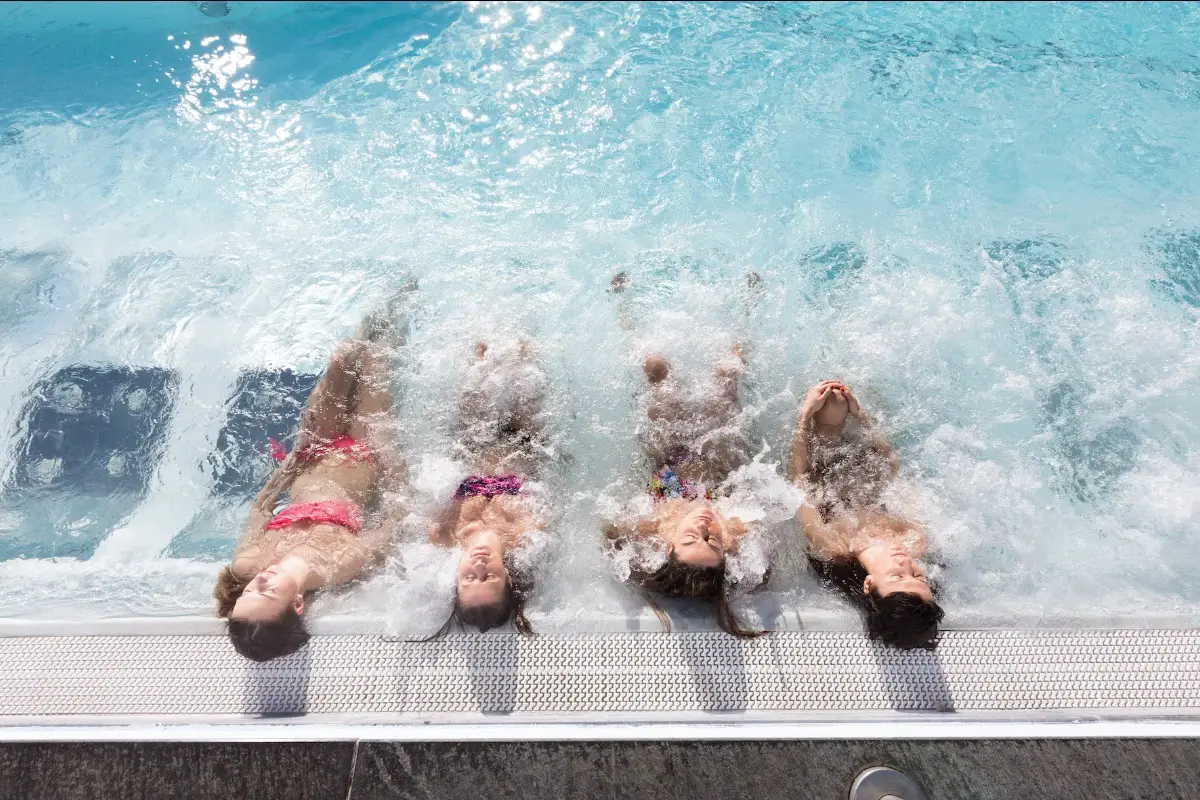 Bormio Terme, piscina esterna. Foto: Roby Trab&nbsp; Festa della donna sulla neve? Ecco come festeggiare a Bormio