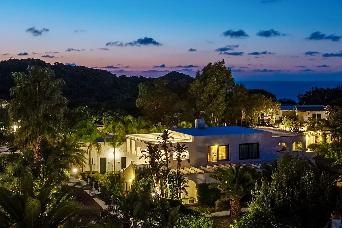 L&rsquo;hotel sorge a soli 500 metri dal centro di Lacco Ameno Botania Relais