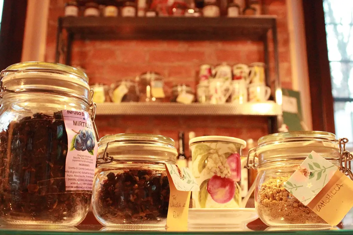 Nella bottega si vendono formaggi, riso, farine, sementi, estratti naturali, erbe officinali e birre di altre abbazie Un borgo agreste accanto a Milano? Vieni con noi a Chiaravalle