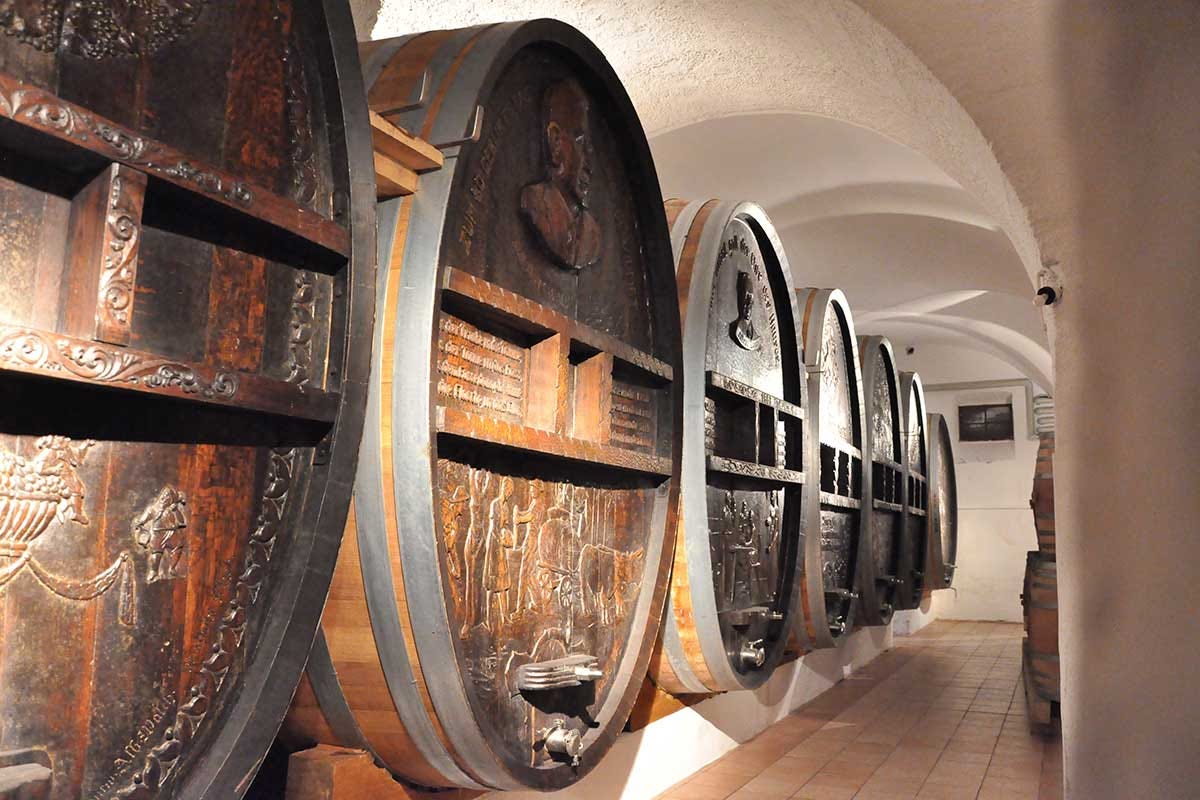 Le botti in legno dove il vino riposa per 12 mesi Elena Walch presenta la Gran Cuvée Aton, Pinot Noir Riserva 2017 Alto Adige Doc