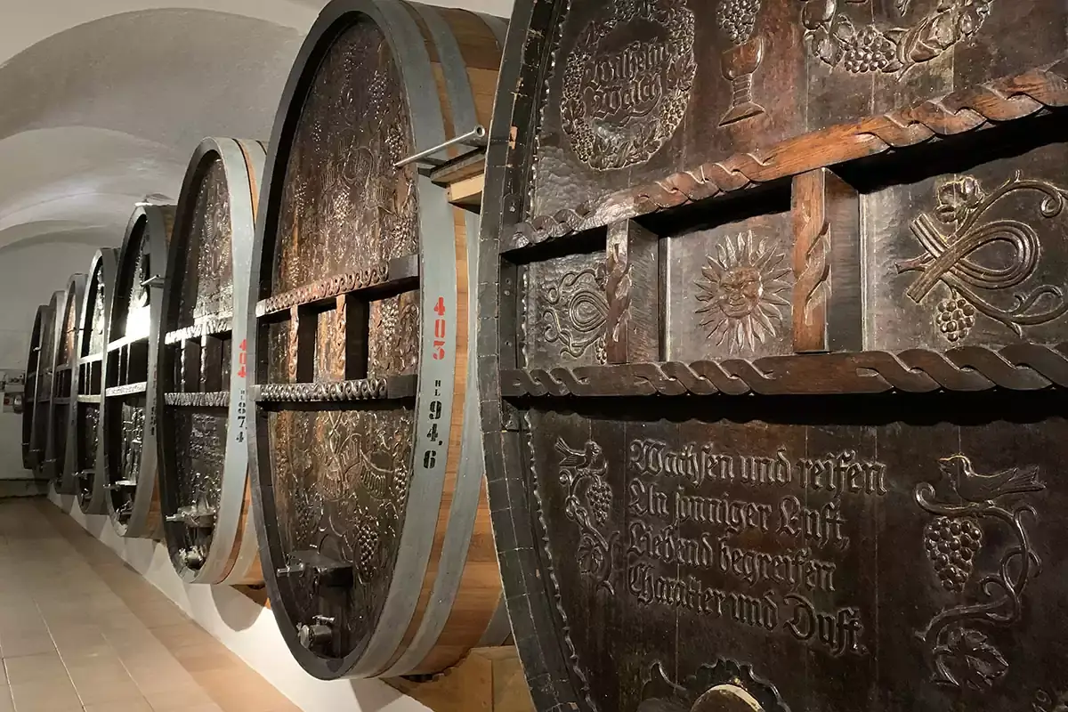 Botti storiche e celebrative nella cantina di Tramin Alto Adige: il matriarcato di Casa Walch