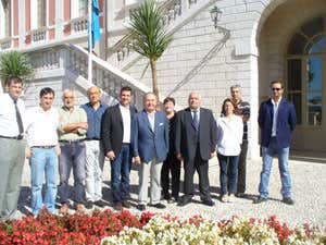 I 10 produttori con al centro Michele Vescia