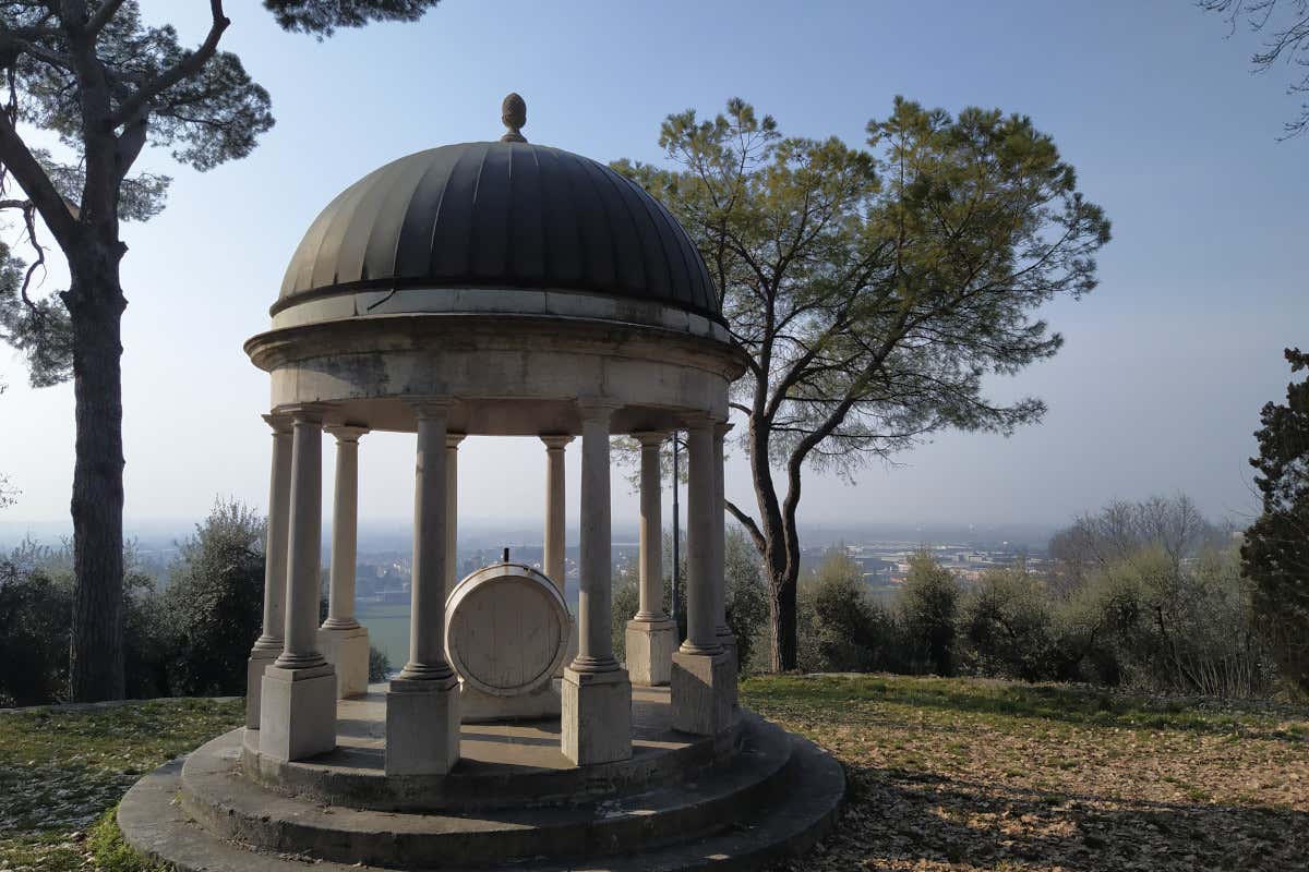 Il tempietto dedicato a Bacco  Quale futuro per il Botticino Doc? Il Barolo di Lombardia tra dispetti e dissapori
