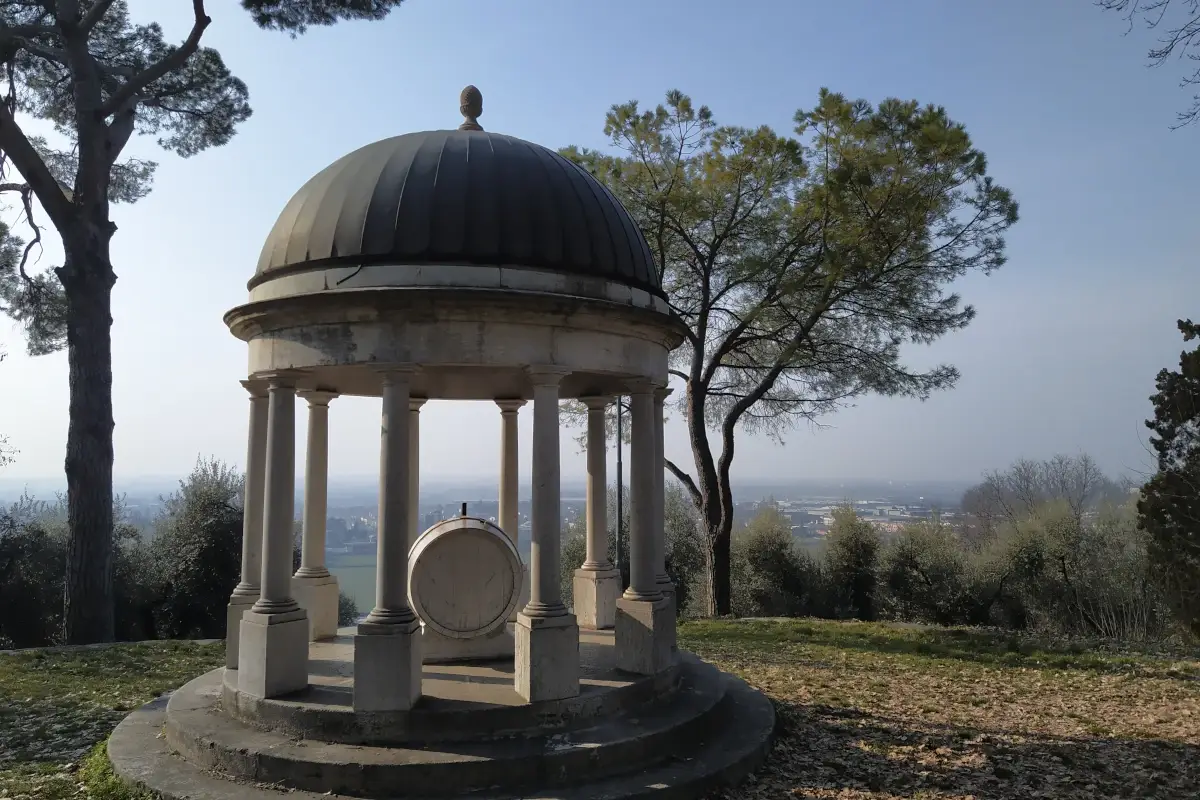 Il tempietto dedicato a Bacco&nbsp; Quale futuro per il Botticino Doc? Il Barolo di Lombardia tra dispetti e dissapori