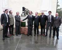Nella foto da sinistra: Roberto Cavasin presidente di Cantine di Marca, Gianni Garatti presidente del consorzio Marca Treviso, lo scultore Carlo Balljana, il Ministro Luca Zaia, il presidente della Provincia di Treviso, Leonardo Muraro, il presidente di Carpenè Malvolti Spa Etile Carpenè, Alessandro Leder vicepresidente di Cantine di Marca, l'assessore all'Agricoltura della Provincia di Treviso Marco Prosdocimo