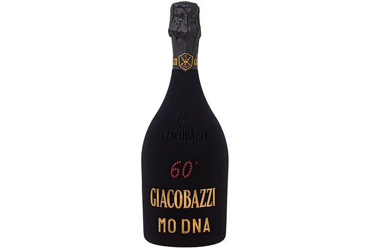 (Una bottiglia vestita a festa per celebrare i 60 anni di Giacobazzi)