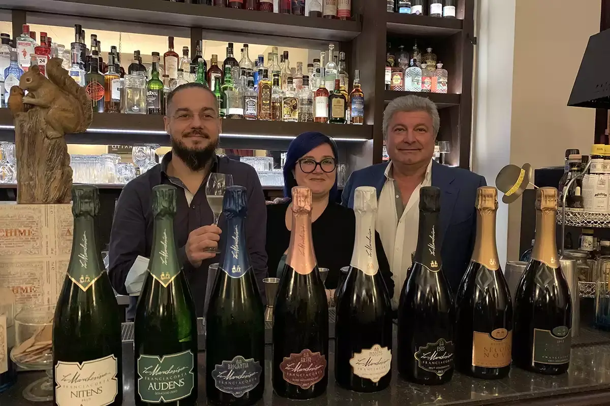 Andrea, Alice e Loris Biatta con le nuove bottiglie La rivoluzione culturale de Le Marchesine