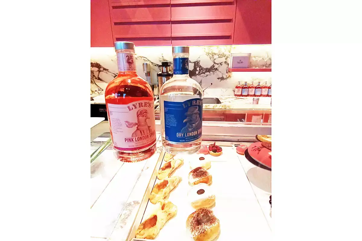 La linea di Lyre's presenta al momento 14 referenze Lyre&rsquo;s: il distillato non &egrave; alcolico e il cocktail funziona