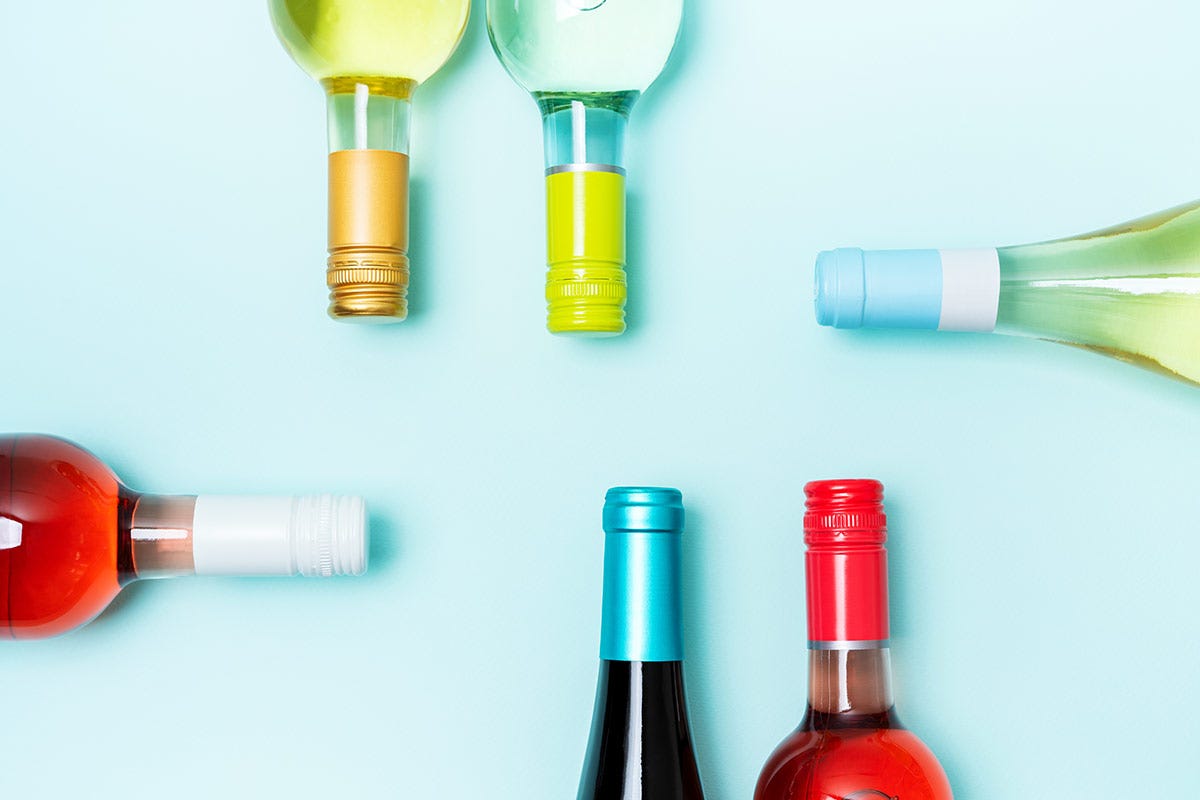 I dilemmi del vino: tappi di sughero o a vite? Bottiglia, lattina o cartone?