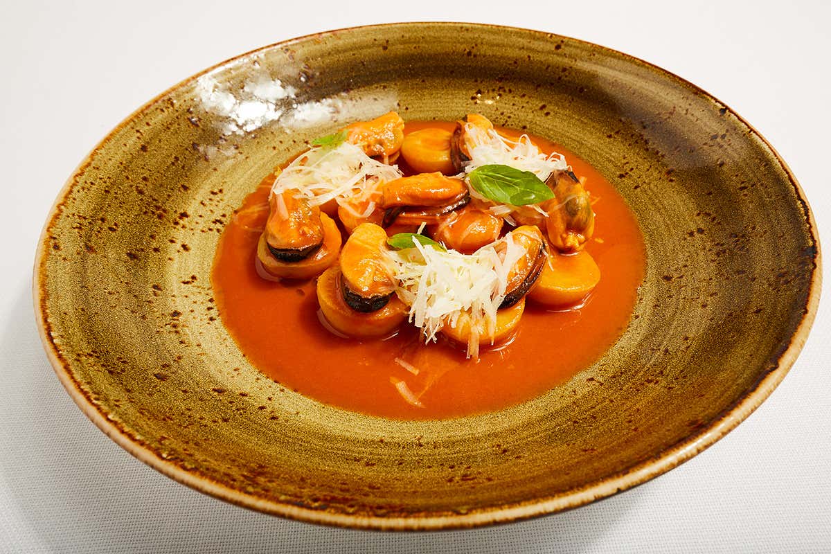 Un classico de Il Moro: Bottoni con Ragusano, pomodoro alla carrettiera e mititli Il Moro di Monza cucina per i più fragili