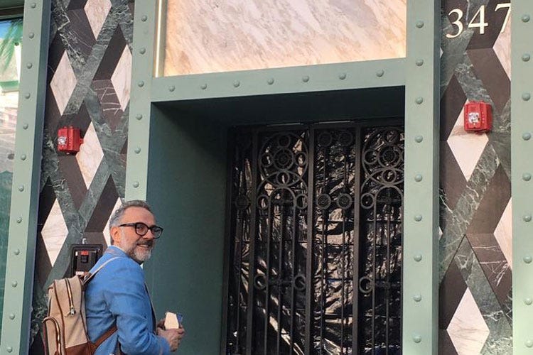 Massimo Bottura davanti alla Gucci Osteria di Rodeo Drive (Massimo Bottura star a Hollywood In Rodeo Drive apre Gucci Osteria)