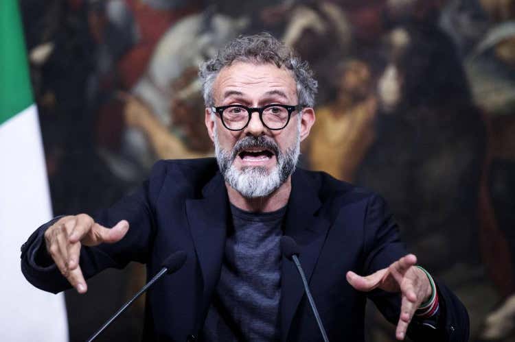 Massimo Bottura - Bottura e la mancetta da 865 euro, duro attacco ai rimborsi governativi