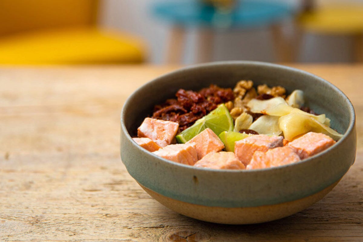 Bowl con riso rosso e salmone norvegese