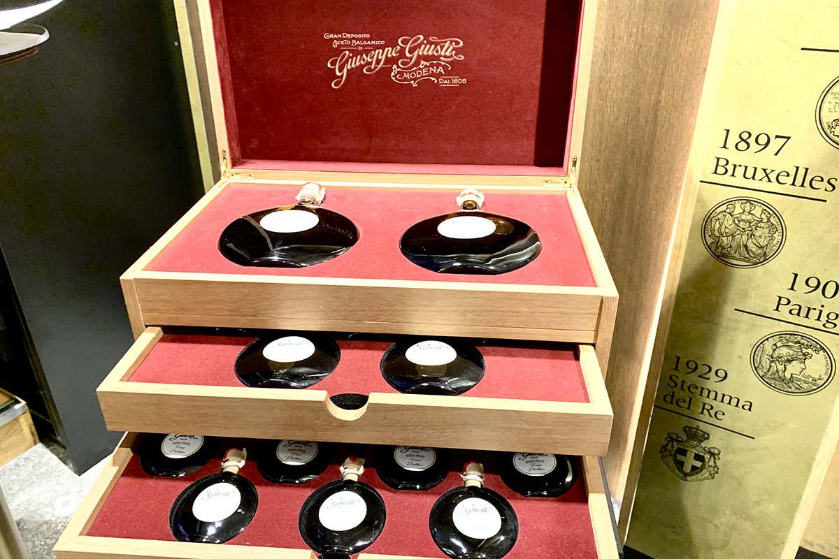 Lo scrigno che contiene la Riserva Privata di Acetaia Giusti Aceto Balsamico di Modena e Amarone: come creare una riserva personale