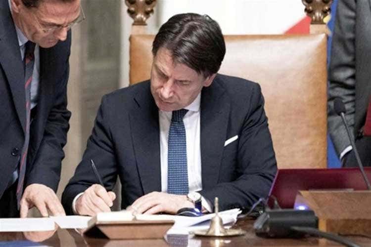 Giuseppe Conte - Bozza del decreto, potere ai prefetti e incentivi per imprese e famiglie